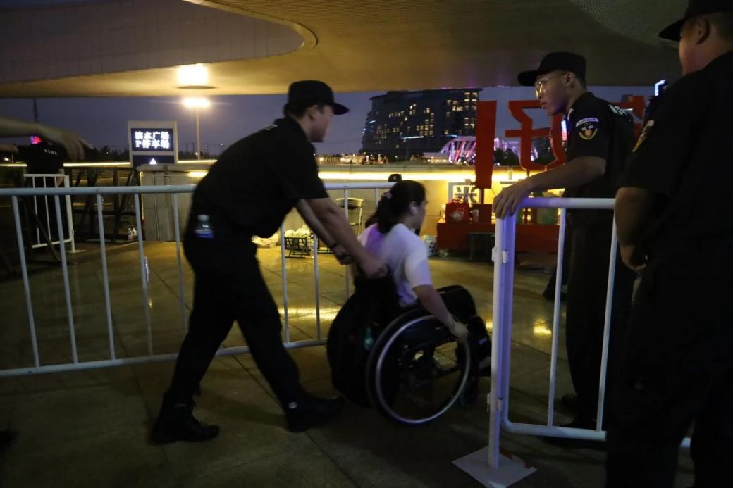 C:/Users/Administrator/Desktop/臺(tái)風(fēng)“貝碧嘉”來(lái)襲，南京保安積極應(yīng)對(duì)，“守”護(hù)萬(wàn)家團(tuán)圓！/13.jpg13