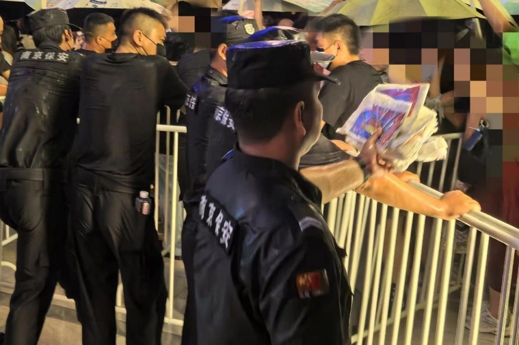 C:/Users/Administrator/Desktop/臺(tái)風(fēng)“貝碧嘉”來(lái)襲，南京保安積極應(yīng)對(duì)，“守”護(hù)萬(wàn)家團(tuán)圓！/11.jpg11