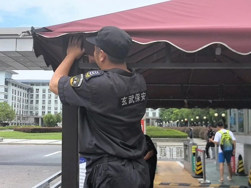 C:/Users/Administrator/Desktop/臺(tái)風(fēng)“貝碧嘉”來(lái)襲，南京保安積極應(yīng)對(duì)，“守”護(hù)萬(wàn)家團(tuán)圓！/6.jpg6
