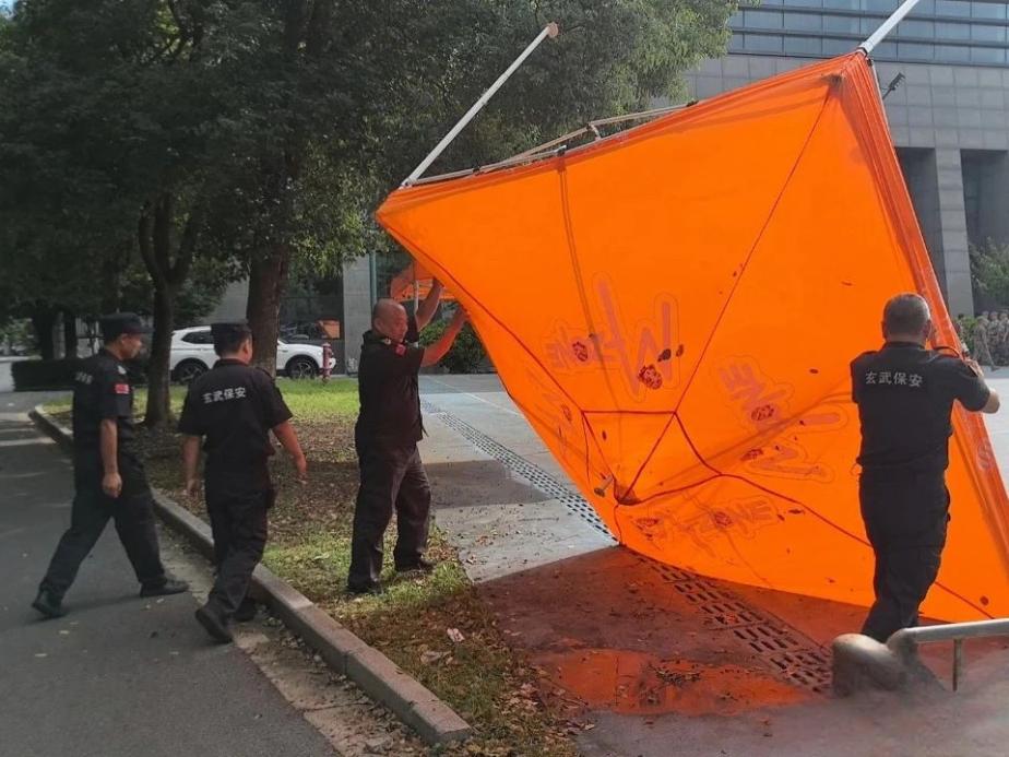 C:/Users/Administrator/Desktop/臺(tái)風(fēng)“貝碧嘉”來(lái)襲，南京保安積極應(yīng)對(duì)，“守”護(hù)萬(wàn)家團(tuán)圓！/3.jpg3