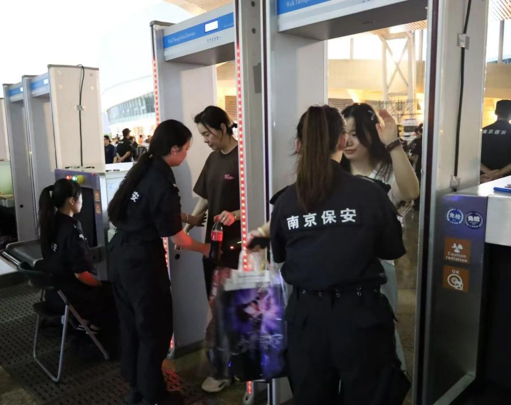 C:/Users/Administrator/Desktop/“安保鐵軍、硬核保障”2024系列報道四十二——南京市保安服務(wù)有限公司成功護航張碧晨「今兒個開心」十周年巡回演唱會南京站安保任務(wù)/2.jpg2