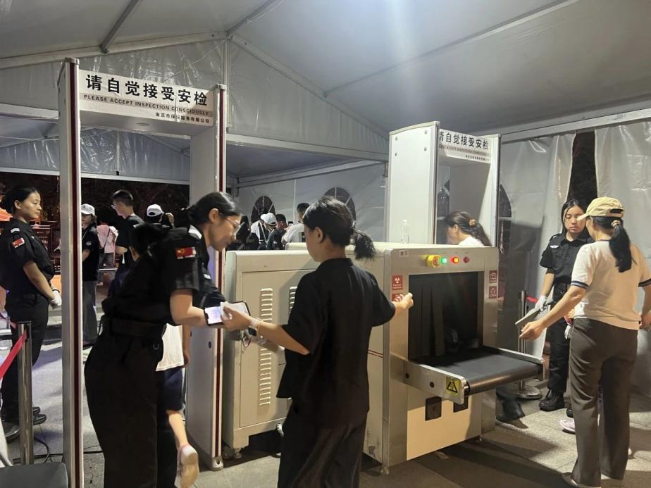 C:/Users/Administrator/Desktop/臺(tái)風(fēng)“貝碧嘉”來(lái)襲，南京保安積極應(yīng)對(duì)，“守”護(hù)萬(wàn)家團(tuán)圓！/9.jpg9