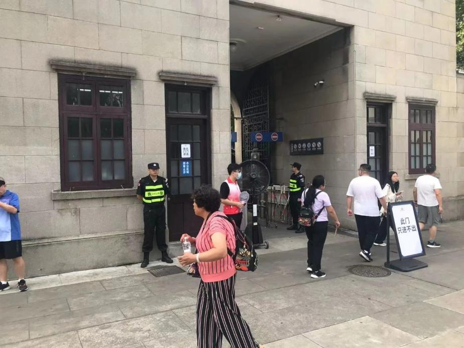 C:/Users/Administrator/Desktop/臺(tái)風(fēng)“貝碧嘉”來(lái)襲，南京保安積極應(yīng)對(duì)，“守”護(hù)萬(wàn)家團(tuán)圓！/8.jpg8