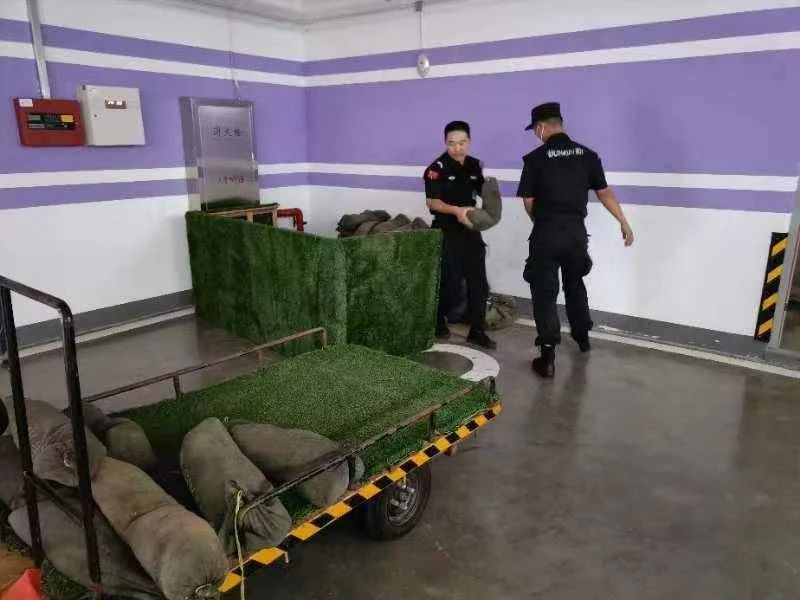 C:/Users/Administrator/Desktop/臺(tái)風(fēng)“貝碧嘉”來(lái)襲，南京保安積極應(yīng)對(duì)，“守”護(hù)萬(wàn)家團(tuán)圓！/5.jpg5